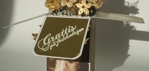 Monokromatiskt boxcard i guld och hemlighet avslöjas.