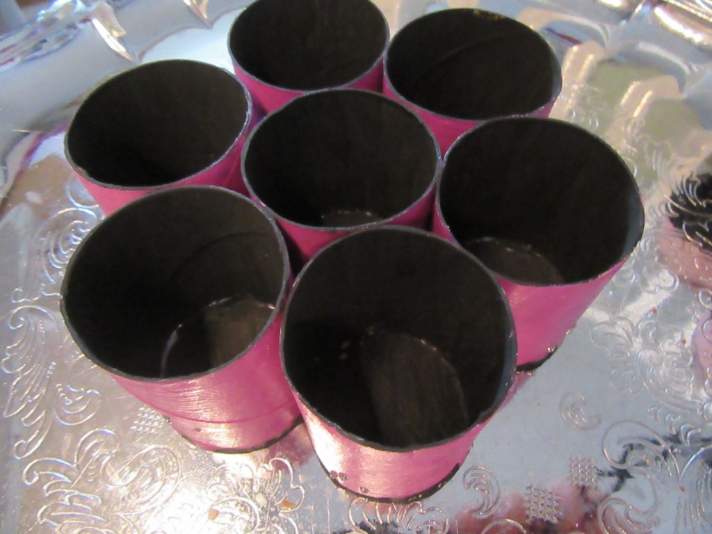 Blomsterask av toalettrullar