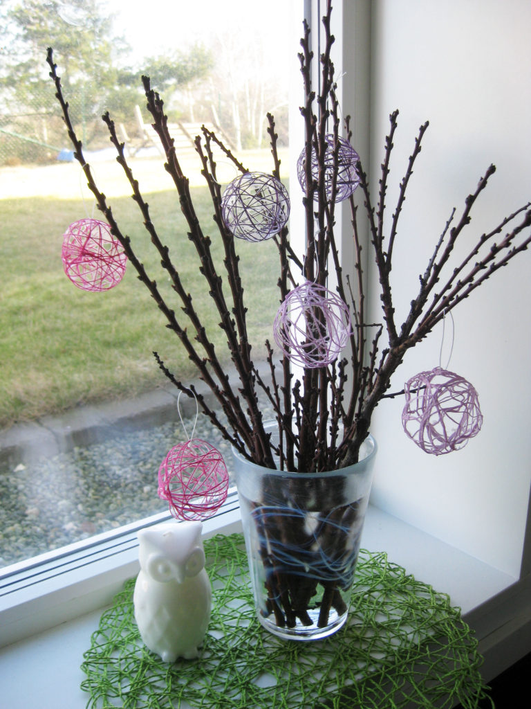 Bollar av garn till påskriset